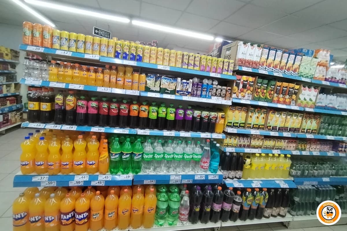 A101 mağazasında içecek ve paketli ürün rafları